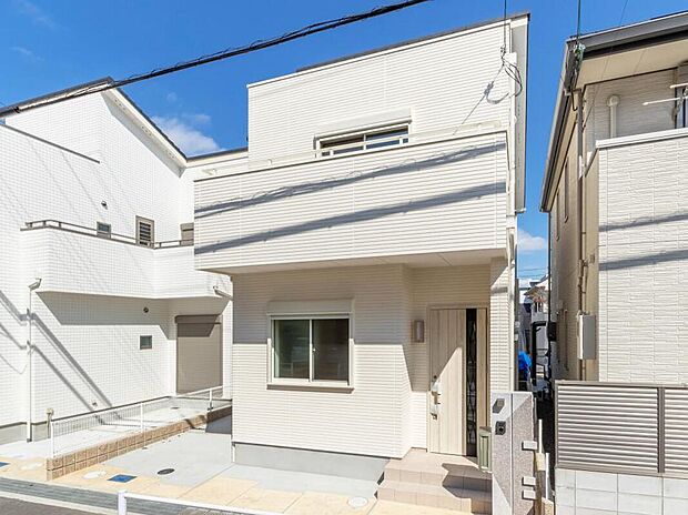【【2号地/建物外観】】青空の下、真っ白な外壁が映える邸。街並みと調和する爽やかなデザインで、気持ちよく新生活が始められます。