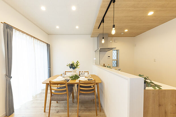 【【2号地/LDK】】ダウンライトとペンダントライトがお洒落な雰囲気のダイニングスペース。掃き出し窓から陽光が注ぐ、明るい団欒空間です。