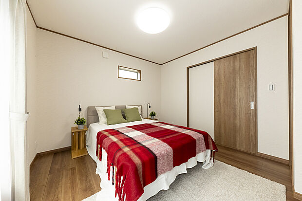 【【2号地/洋室】】デッドスペースが生まれないよう、引き戸を採用しました。居住空間を無駄なく活用でき、ベッドやデスクなどをレイアウトしやすい設計です。