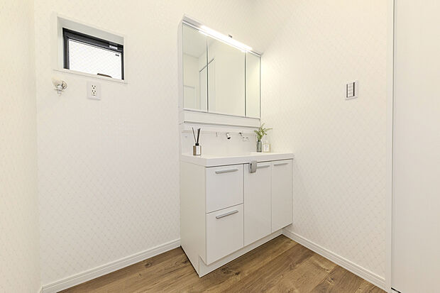 【【1号室/洗面台】】水垢や汚れが溜まりにくいため、さっと拭くだけで衛生的に保ちやすいハイバックカウンタータイプ。ゆとりの広さを確保した洗面室で、身支度や家事が捗ります。