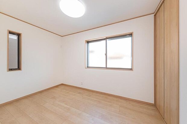 【【洋室】】北西と北東の2面に窓を配した約5帖の居室です。ベッドやデスクを壁付けでレイアウトできる腰高窓を採用。趣味部屋やお子様が成長した時の個室にもおすすめです。
