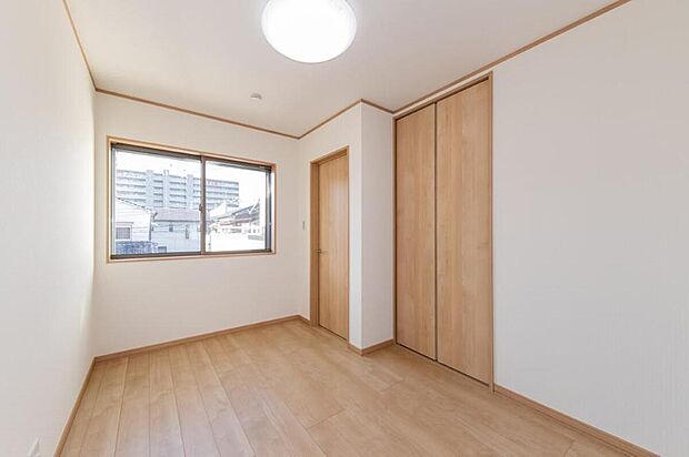 【【洋室】】こちらの居室も2面に窓を配置しているので、室内にクリーンな空気が流れ居心地良くお過ごしいただけます。広さは約5.1帖。トイレにすぐアクセスできるのがポイントです。