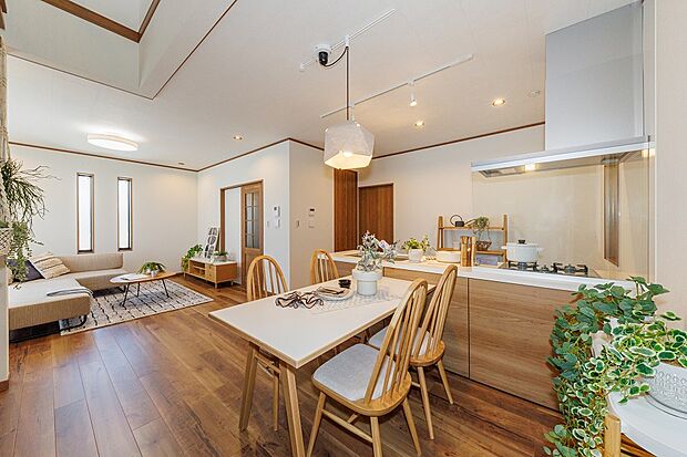 【【LDK/当社施工例】】白のクロスと木目調のフローリングやキッチンパネルが調和した、美しい内装。シンプルなデザインでありながら、心地よさを追求しました。