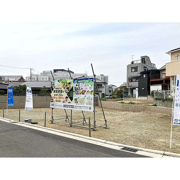 【【現地土地写真】】全3区画の自由設計対応分譲地!都心部へ出やすい立地でありながら、家庭菜園も楽しめる『トカイナカ』な暮らしが叶います。