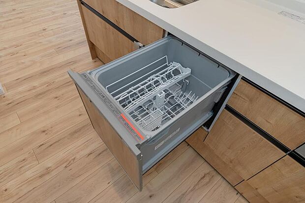 【【食器洗乾燥機】】食器洗乾燥機が標準装備!ビルトインタイプなので見た目もスッキリ、特に共働き世帯のご家族には必須品です。