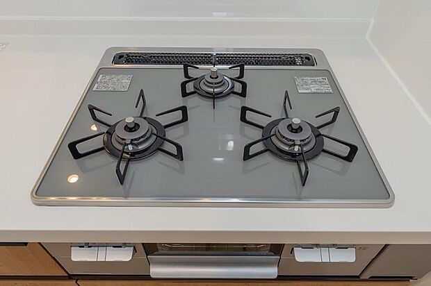 【【3口ガスコンロ】】同時進行で複数調理ができる3口ガスコンロ付きなので、凝った料理もまとめて作ることができます。