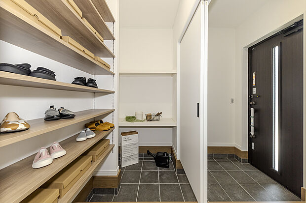 【【玄関/当社施工例】】玄関と土間続きのSCLには、ベビーカーやゴルフバッグなどの大きな荷物も収納できます。必要に応じて引き戸で隠せるため、雑多な印象を軽減できます。