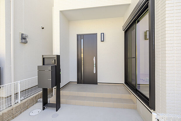 【【外観(3号地)】】機能門柱は外観と調和するシンプルモダンなデザインです。宅配ボックス付きの為、手が離せない時やお出掛け中でも荷物を受け取る事ができ、再配達の依頼も少なくなります。