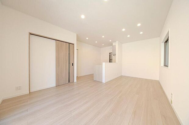 【【LDK(2号地)】】リビングやダイニング、キッチンのどこにいてもご家族の気配が感じられる一体感に包まれるLDK。寒い季節も足元から暖まる床暖房が敷設されています。