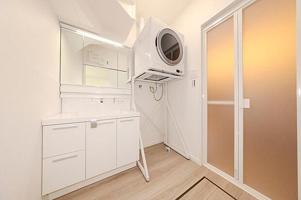 【【洗面室(2号地)】】水回りはキッチン背面に集約。家事のマルチタスクが捗り、入浴中のお子さまのお世話もしやすい配置です。乾太くんにより、天候を問わず洗濯物を乾かすことができます。