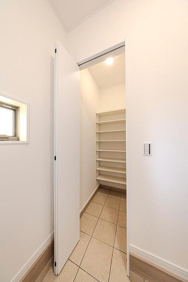 【【玄関(2号地)】】エントランスにはシューズクロークを設置しています。土足のままで出入りができ、可動棚にご家族皆様の靴がスッキリと収まる大容量。ベビーカーなども汚れを邸内に持ち込まずに保管いただけます。