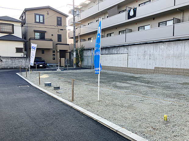 【【現地土地写真】】教育機関や買い物施設など、暮らしを支える周辺施設が徒歩圏内に点在し、交通便利な駅近立地。前面道路は通り抜けができず、周辺は住宅が広がる、落ち着いた住環境です。/2025年11月撮影