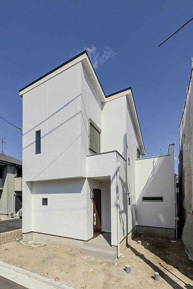 【【3号地/外観】 】車2台駐車も可能(車種による)。前面道路と敷地がフラットで、入出庫がスムーズです。電子キー付きで施開錠がスムーズな玄関ドアなど、快適を支える設備仕様も採用しています。/2026年3月撮影