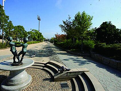 鴨公園 約400m(徒歩5分)
