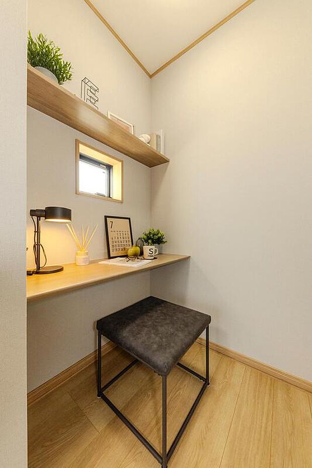 【【書斎コーナー/当社施工例】】約7.8帖の洋室の一角に、おこもり感のある書斎コーナーを設置。リモートワークや家事の作業場に、趣味を楽しむスペースにと、多彩に活用可能です。
