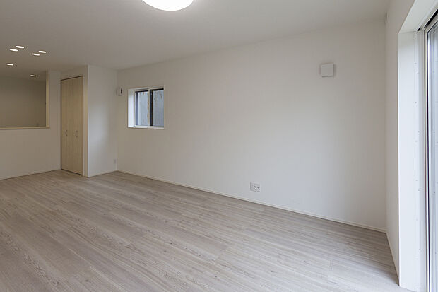 【1階約17.8帖LDK/B号地】リビングをはじめ全居室、WICや土間収納など収納充実!収納家具が少なく済み、ゆとりある住空間です。リビングは大きな南窓に面し、駐車スペースで遊ぶお子様を見守ることも。