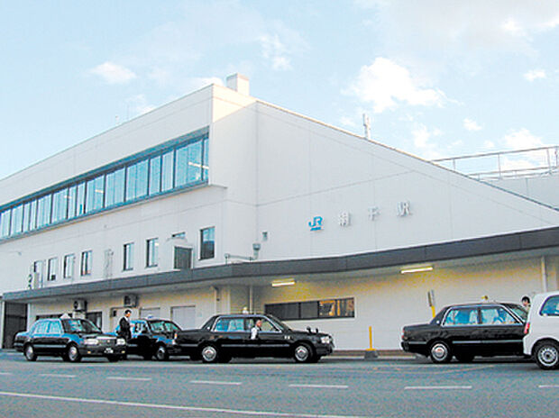 【JR山陽本線「網干」駅から新快速が発着】駅までの経路はほぼフラット。大阪方面への始発列車も充実しており、都心へ乗換なしでダイレクトアクセス！通勤特急らくラクはりまも発着し、通勤や通学がスムーズです。