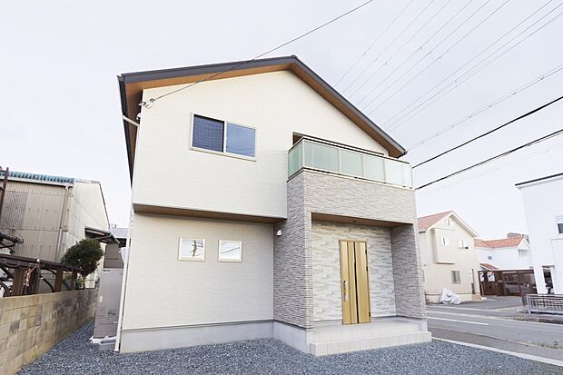 【【外観】】玄関ポーチ周りの石目柄やバルコニーのモダンな手すりが表情を添える佇まい。バルコニーは屋根付き部分と屋根なし部分があり、天候が不安定な日の洗濯物も安心です。駐車スペースは並列2台分です(車種による)。