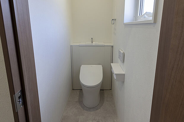 【【1階トイレ/C号地】】1階、2階の各フロアにトイレを設けました。1階トイレはタンク部分が視界に入らず、見た目がスッキリとしています。玄関から直行できるため、来客時にもご案内しやすい配置です。