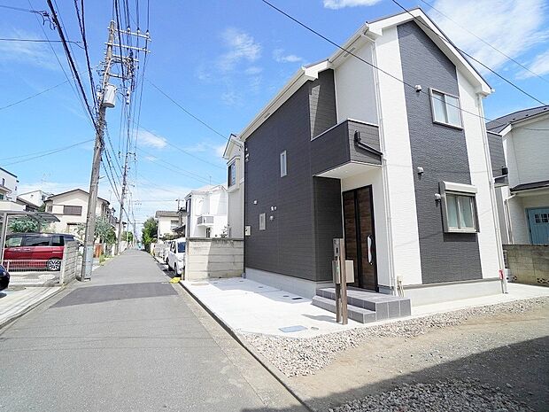 【現地の様子】前面道路は人通り車通りの少ない静かな住宅街です。落ち着いた生活をおくれますね。