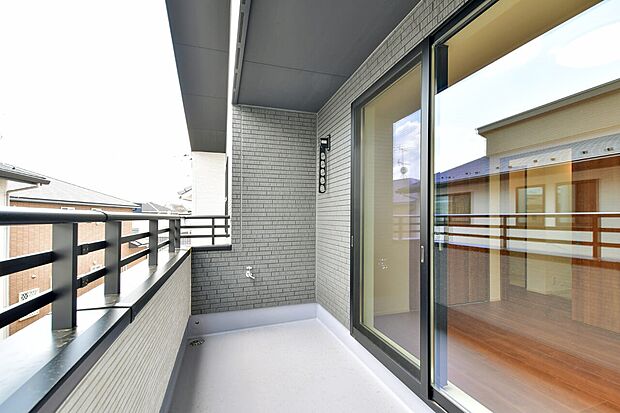 暮らしに心地よい広がりと機能性をプラスするバルコニー。爽快感を演出し、家の中に爽やかな風を通します。(1号棟)
