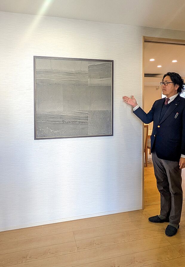 お客様をお出迎えする玄関にはアクセントウォールを採用し、落ち着いた空間を演出。(12号棟)