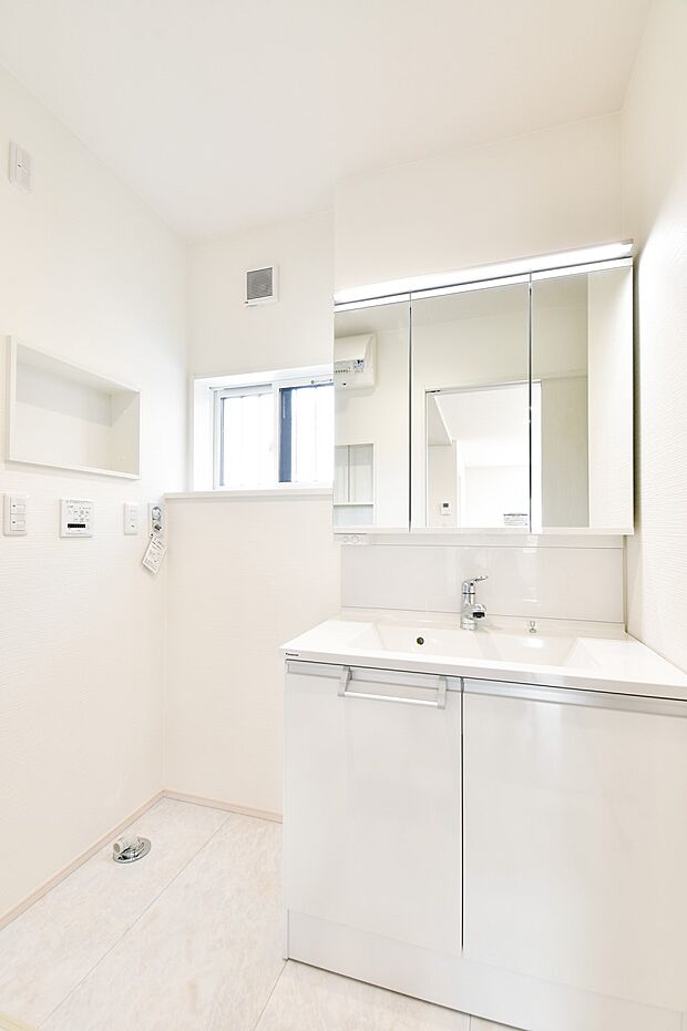 【洗面台・洗面所】ゆとりの広さの洗面室。鏡裏収納付3面鏡型の独立洗面化粧台は、広めで使いやすくお手入れもラクラク。（4号棟）