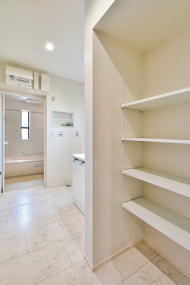 【洗面台・洗面所】タオルや洗濯用品などのストックに嬉しいリネン庫。(1号棟)