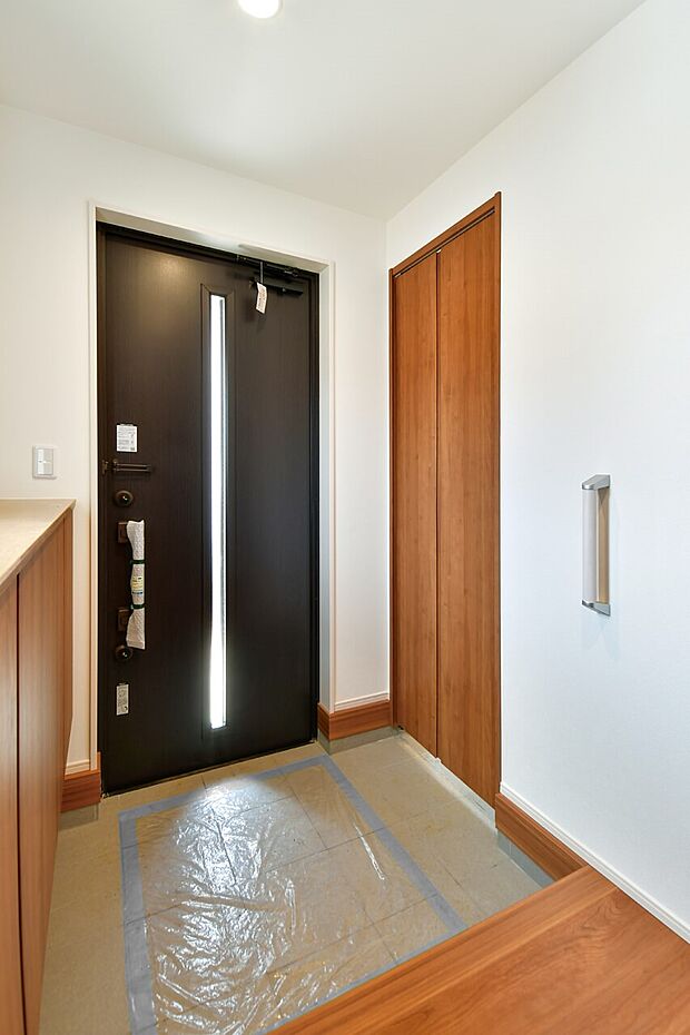 【玄関】玄関にベビーカーや子どもの外遊び道具をきれいにしまえるシューズクロークを設置。(1号棟)