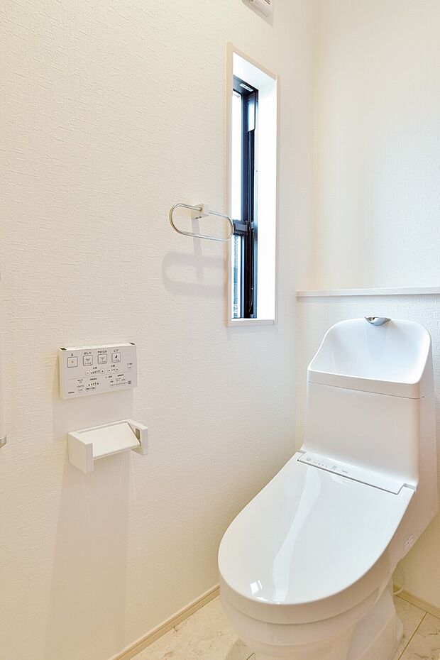 【トイレ】トイレは、清潔感のあるホワイトクロスでまとめられ、窓から差し込む光が優しく照らし、1人の時間をゆったりと過ごせる癒しの空間に仕上げました。(1号棟)