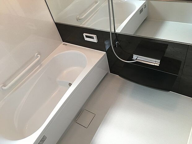 【システムバス】機能性が高く快適なシステムバス。広めの設計で、快適なバスタイムが楽しめます!浴室暖房乾燥機付きで衣服の乾燥やヒートショック対策もできます。お掃除もラクラク!