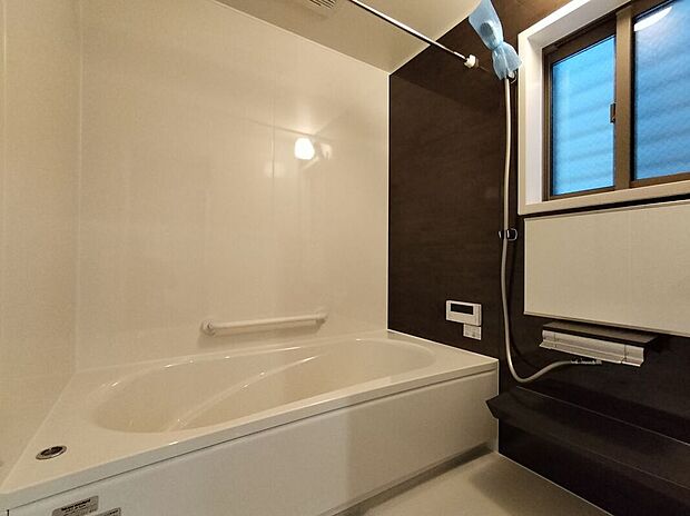 【システムバス】機能性が高く快適なシステムバス。広めの設計で、快適なバスタイムが楽しめます!浴室暖房乾燥機付きで衣服の乾燥やヒートショック対策もできます。お掃除もラクラク!