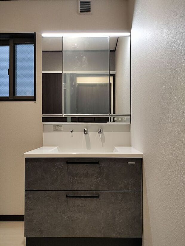 【洗面化粧台(施工例)】手洗いのほかドレスアップやシャンプーもでき、収納力も高い洗面化粧台。ボウルがカウンター部分と一体になっていることでお手入れやお掃除もラクラク!