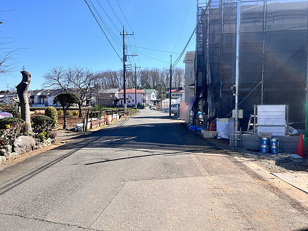 【前面道路写真（2026年3月8日撮影）】前面が畑のため見晴らしがよく、くつろぎ溢れる住環境。