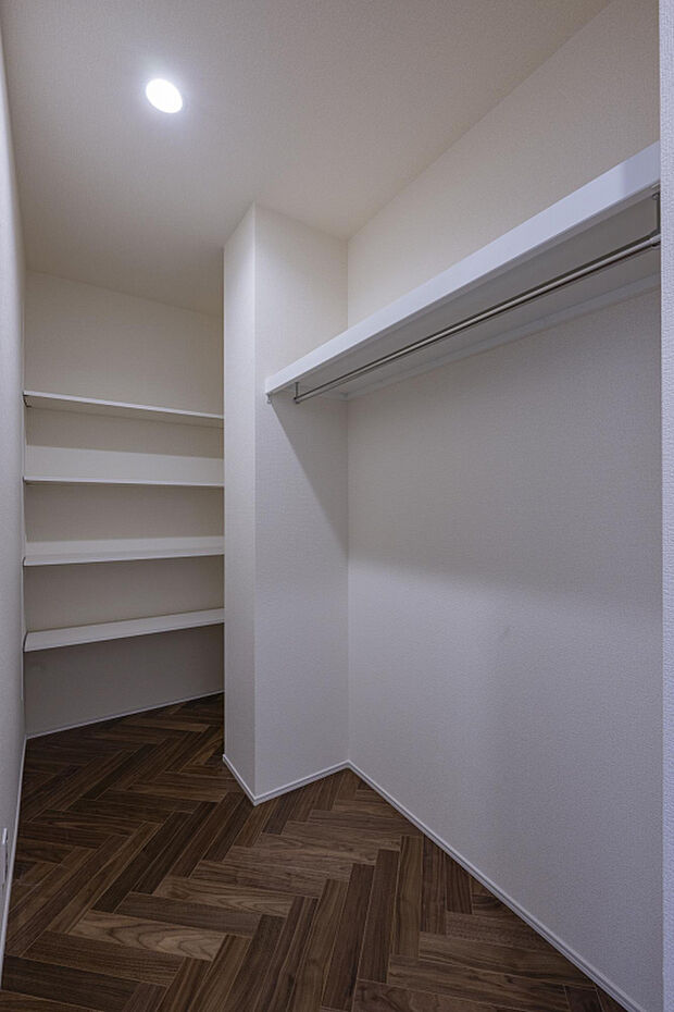 【パントリー】保存食品などを収納して、家事動線をいつもスッキリと。快適なクッキングに欠かせない収納です。