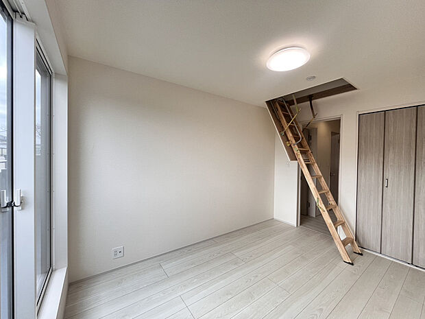 【洋室6.0帖（2026年2月26日撮影）】バルコニーに面した明るい洋室。クローゼット＆天井にはグルニエを採用し、収納力◎