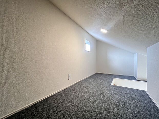 【洋室6.0帖上グルニエ（2026年2月26日撮影）】収納に活用できるグルニエで居住空間を有効活用！