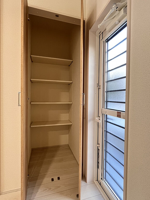 【キッチン可動棚・勝手口（2026年3月21日撮影）】パントリー的な用途として活用できる4段の可動棚♪勝手口もあり、毎日の家事をスムーズに！