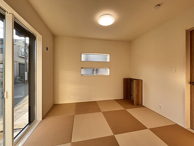 【和室5.25帖（2026年3月21日撮影）】LDKから続く和室。赤ちゃんのお昼寝やお子さんの遊び場にぴったり。南側と西側に窓のある、明るい日差しが心地よいスペースです。