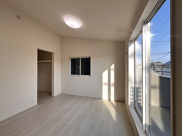 【洋室5.75帖（2026年3月21日撮影）】陽光差し込みゆったりとリラックスできる落ち着きのある洋室。