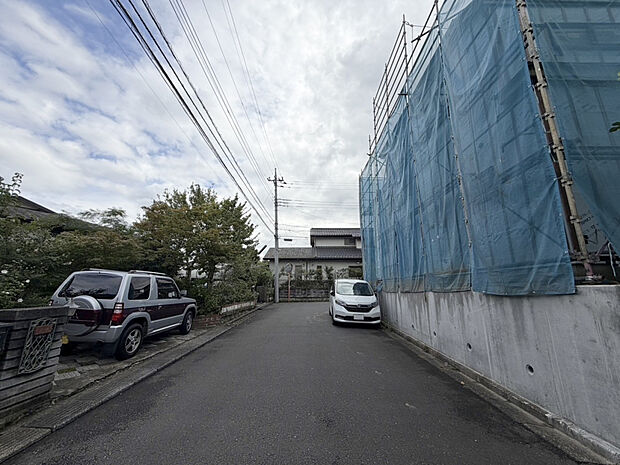 【現地写真（9月上旬撮影）】前面道路公道約6.0m！公道につき権利関係すっきり♪