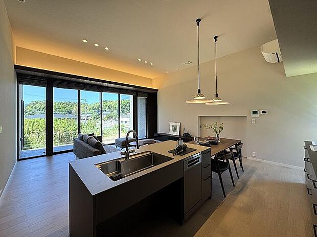 【キッチン】現地(2025年7月)撮影 II型キッチンのあるダイニング・キッチンエリアは約13.5帖もの広さです。