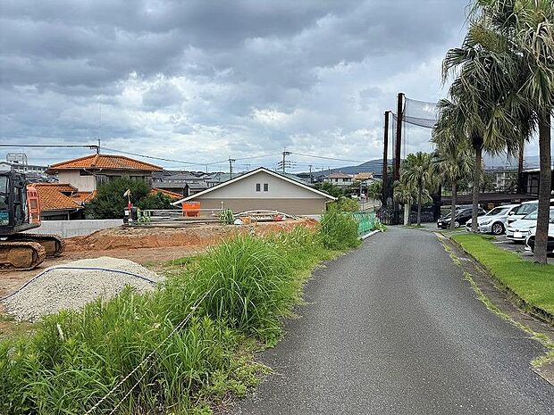 【現地】現地(2025年6月)撮影 分譲地南東側接道、セットバック後幅員は約5.2mの予定です。