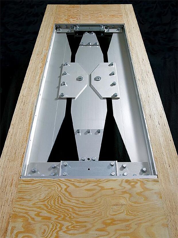 【制震耐力壁「MGEO」】制震耐力壁「MGEO」の高い効果の秘密は、独自の「変位拡大機構」と「制震ダンパー」。建物にかかる地震の力をテコの原理で増幅し、効果的に制震ダンパーに伝えることで、建物全体の変形を抑える仕組みです。