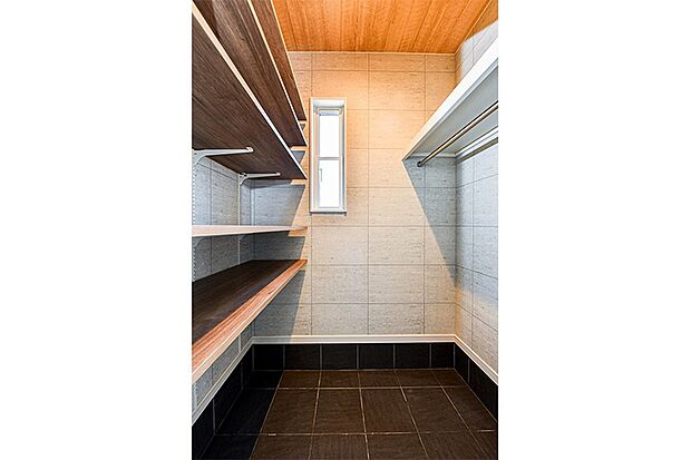 家の印象を左右する玄関回りのスペース。土間収納をつくり、スッキリ片付いたエントランスに(弊社施工例)