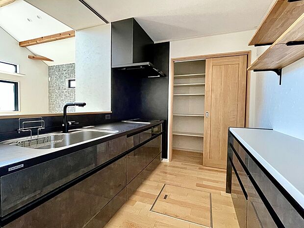 【お料理の時間が楽しくなるキッチン!】☆機能性とデザイン性を兼ね備えた使い勝手の良いクリナップ・ステディア
☆カラーセレクトプランで仕様変更可能♪
(弊社オプション施工例)※実際とは多少異なります。