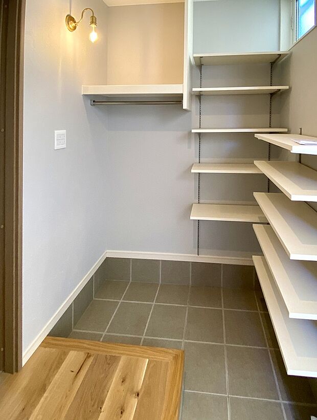 【収納】お手入れのしやすいクロスや棚、カラーをセレクトいただけます♪(弊社施工例)