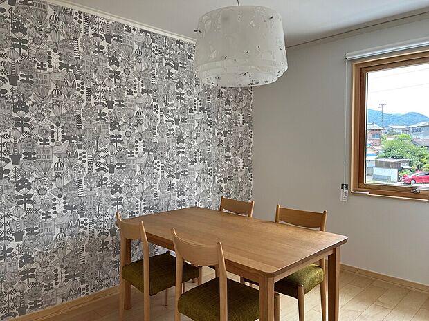 2階ファミリールームにはマリメッコのクロスと北欧照明を採用。