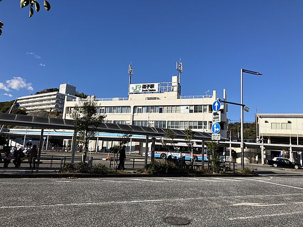 JR横須賀線「逗子」駅(約2m)