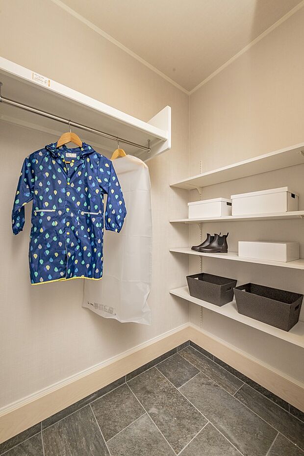 【玄関収納】アウトドア用品や雨ガッパ、スポーツ用品などをしっかり収納できる大容量の収納。